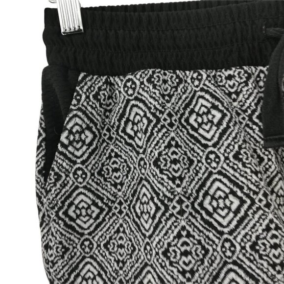 Maurices Pull On Shorts Size S Ethnic Pockets Geometric Cuffed Hem Stretch - Picture 3 of 9